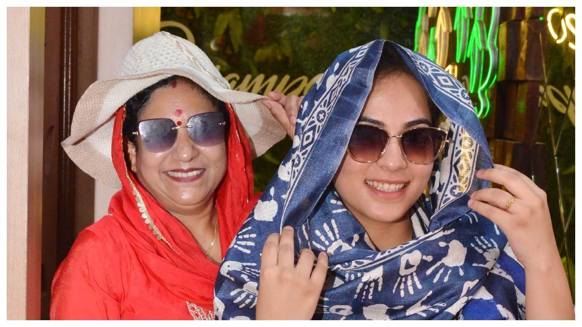 इन दिनों समर फैशन में छाए स्टाइलिश गॉगल्स, युवाओं को राउंड व कैट आई वाले आ रहे हैं पसंद