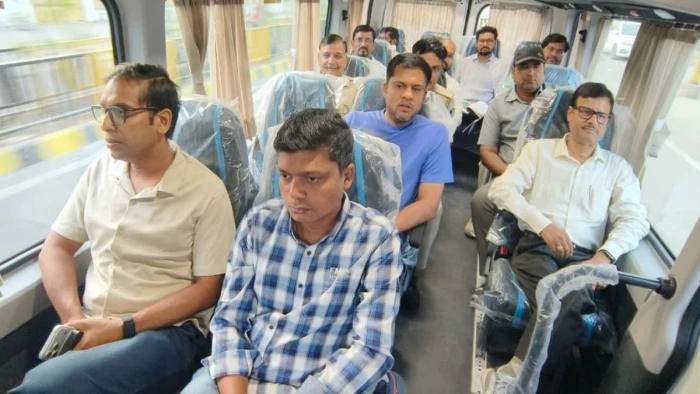 उज्जैन में ईंधन बचाने को बस में सवार हुए अफसर, 9 किमी शिप्रा तट की पदयात्रा की
