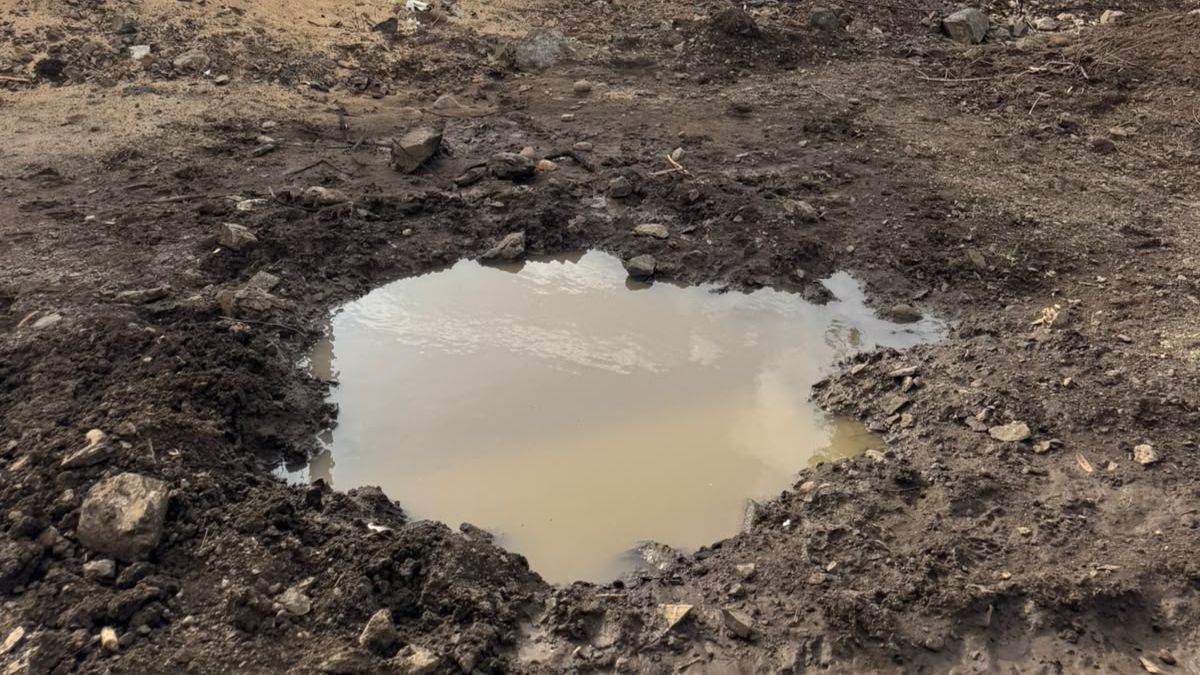 शाजापुर के मक्सी में पानी को लेकर हाहाकार: दो महीने से फूटी पड़ी है पाइपलाइन, रोजाना बह रहा हजारों लीटर पानी