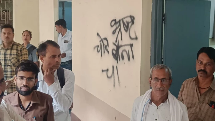 जीवाजी यूनिवर्सिटी में बवाल: दीवारों पर आपत्तिजनक शब्द लिख खुद को बताया 'किंग', NSUI छात्रनेता राजवंश पर एफआईआर