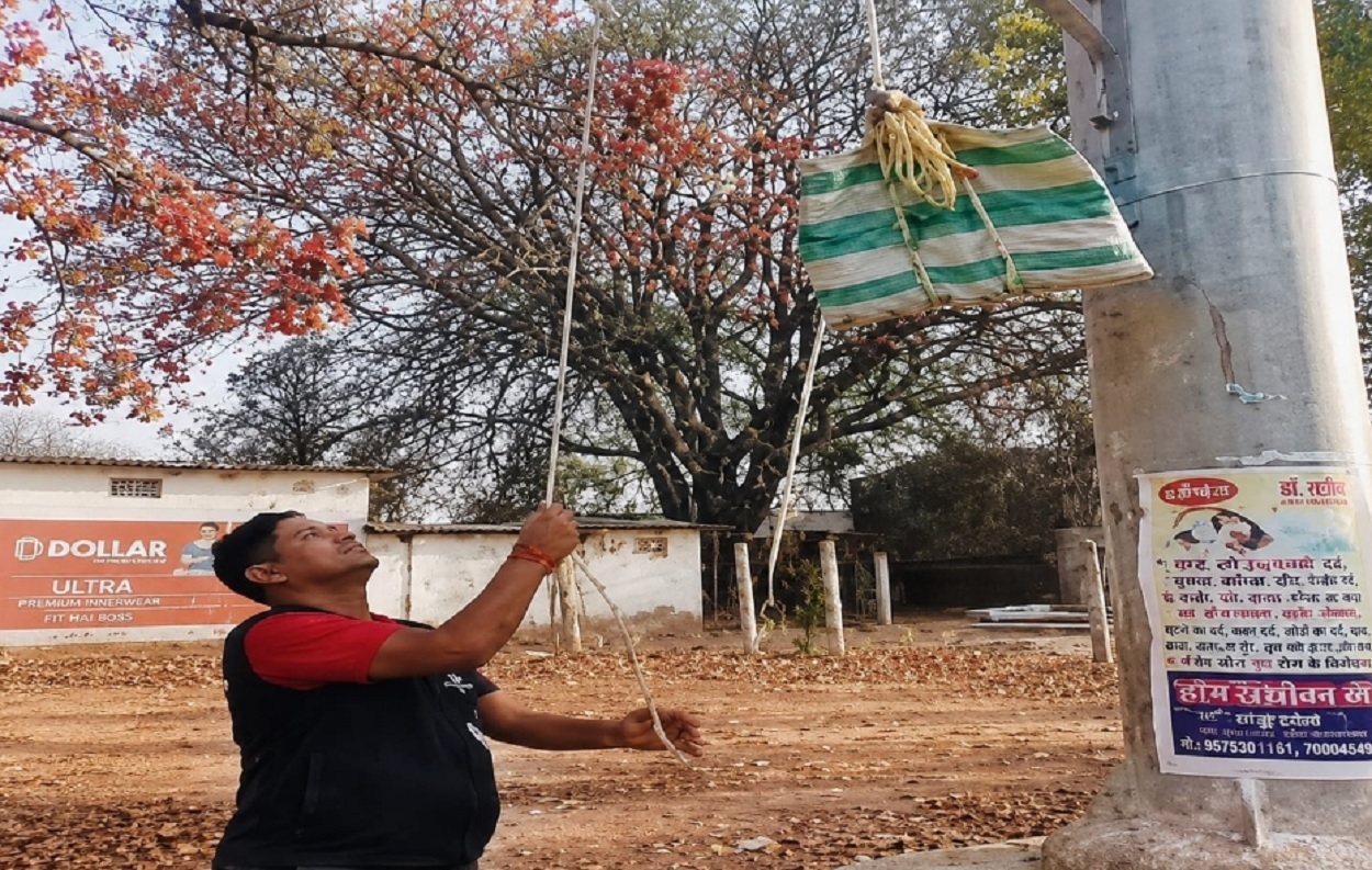 डिजिटल युग में आदिम लाचारी, कांकेर के गांव में डोंगल को थैले में बांधकर बांस पर लटकाओ तब लगती है फोनकाल