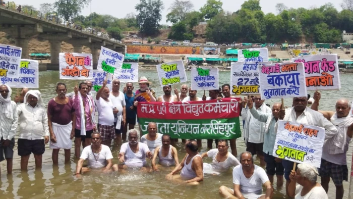 नरसिंहपुर में 26 साल की लंबित मांगों को लेकर नर्मदा नदी में उतरे बिजली विभाग के बुजुर्ग, किया जल सत्याग्रह