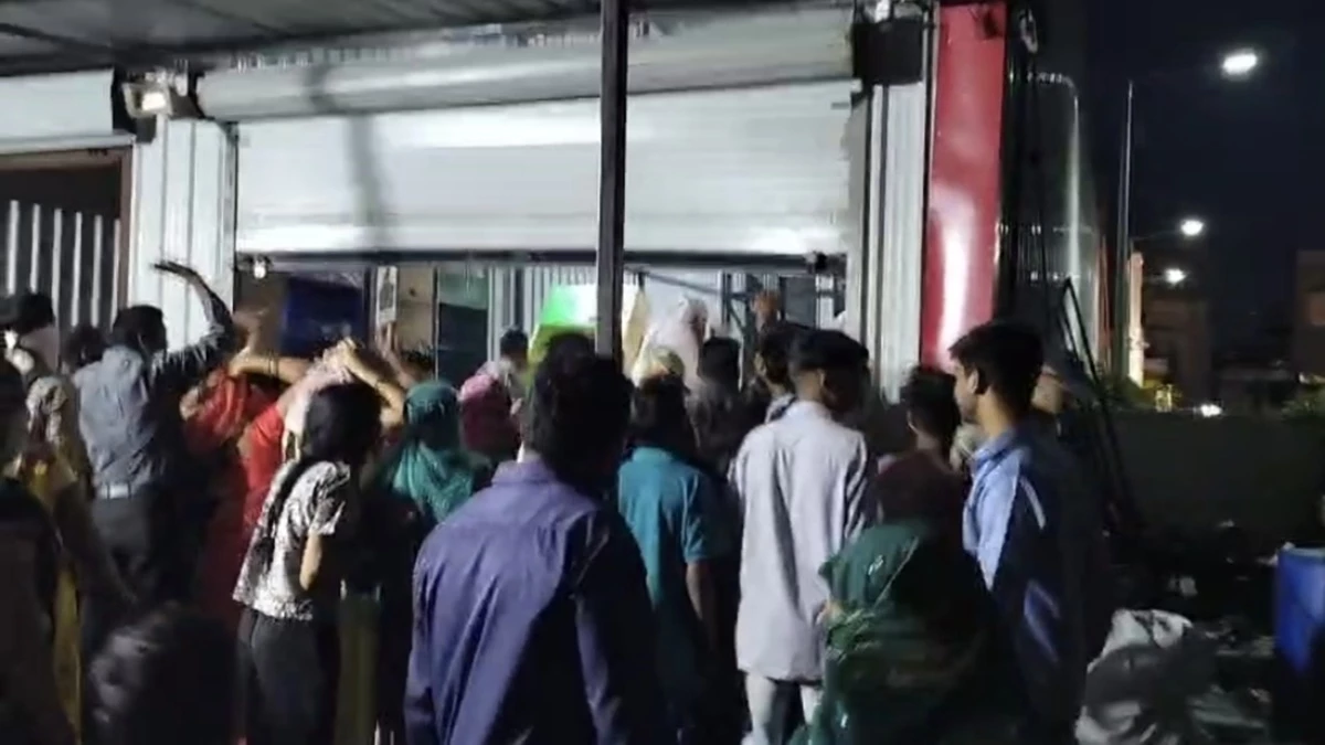 Indore Sharab Dukan: इंदौर के नंदबाग में शराब दुकान पर रहवासियों ने बोला हमला, पथराव और तोड़फोड़