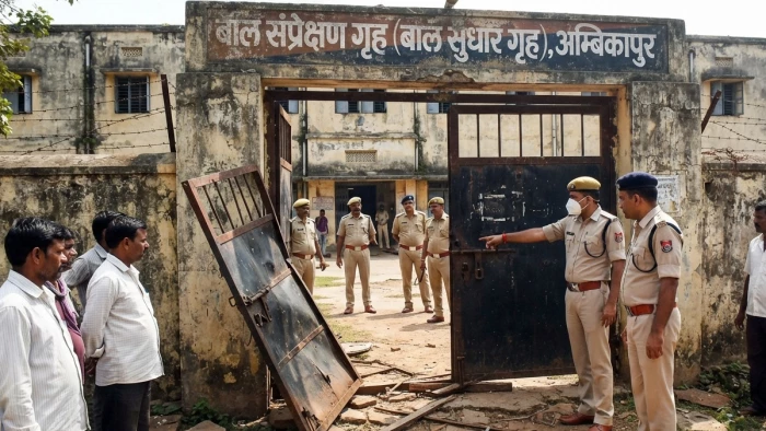 अंबिकापुर में बाल संप्रेक्षण गृह से 13 अपचारी बालक फिर फरार, पुराना दरवाजा तोड़कर भाग निकले