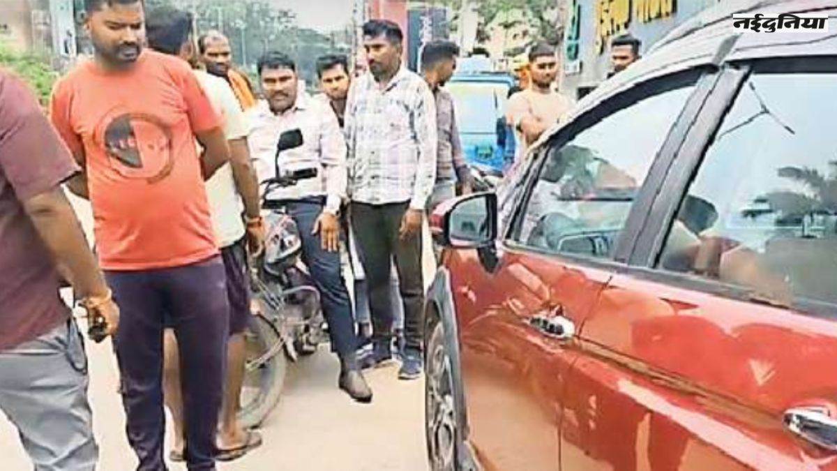 Chhattisgarh में स्कूटी चलाते हुए मवेशी से टकराकर गिरा युवक और हो गई मौत, लोग जता रहें हार्ट अटैक की आशंका