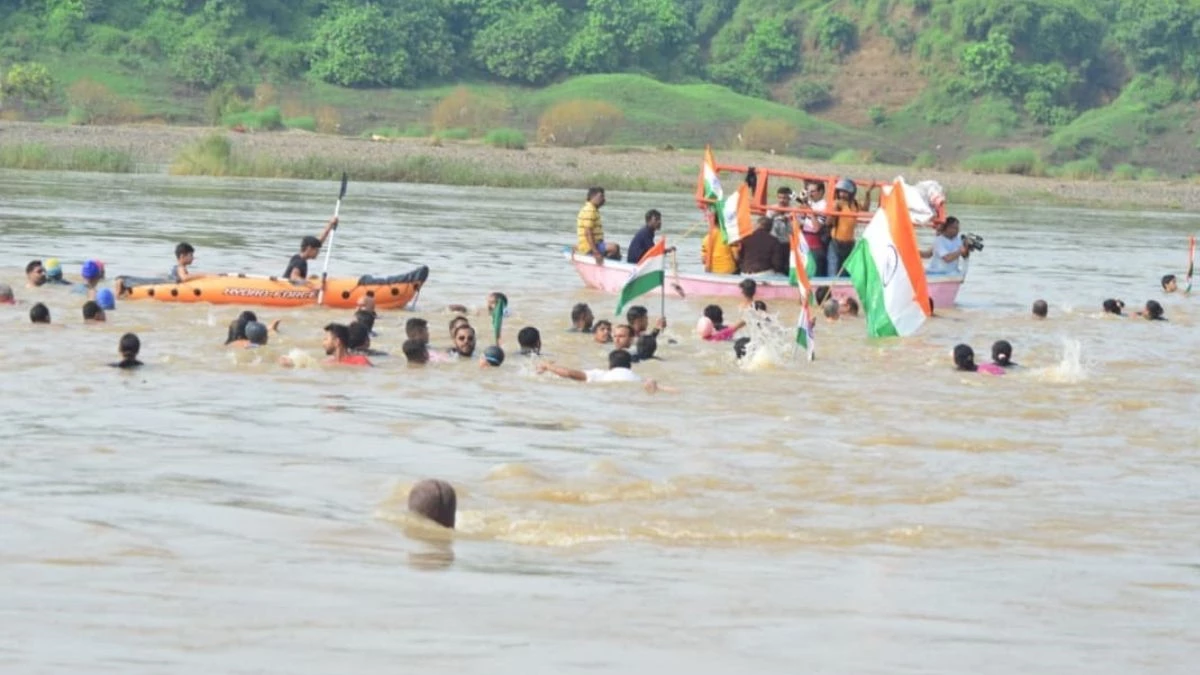 Har Ghar Tiranga : नर्मदा नदी की गोद में तिरंगा लेकर की तैराकी, भारत माता की जय के लगे नारे