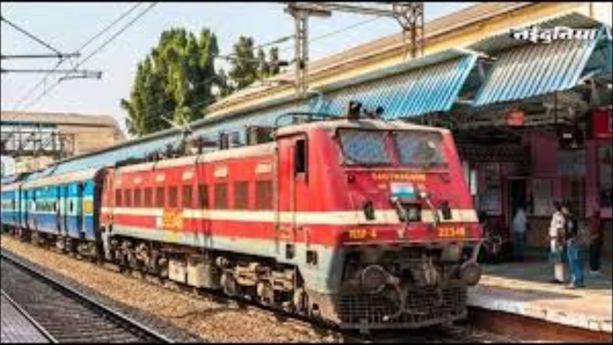 इंदौर में आठ ट्रेनों के अचानक बदले प्लेटफॉर्म, रेलवे स्टेशन पर भगदड़ जैसी नौबत, यात्री हुए परेशान