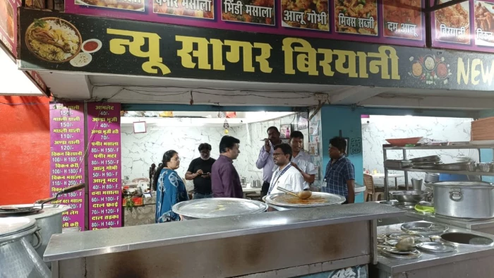 रायपुर में बिना लाइसेंस चल रहा था बिरयानी सेंटर, खाद्य विभाग ने किया सील, चिकन बिरयानी में मिला रंग, मौके पर कराया नष्ट