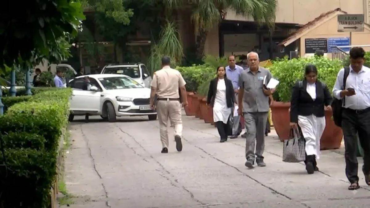 दिल्ली हाई कोर्ट और एयरपोर्ट समेत 5 प्रमुख स्थानों को बम से उड़ाने की धमकी, सुरक्षा एजेंसियों में मचा हड़कंप