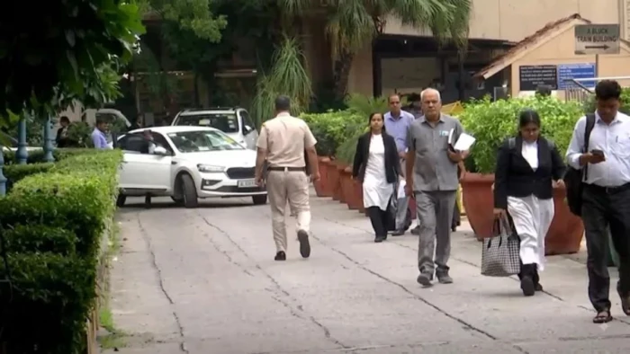 दिल्ली हाई कोर्ट और एयरपोर्ट समेत 5 प्रमुख स्थानों को बम से उड़ाने की धमकी, सुरक्षा एजेंसियों में मचा हड़कंप