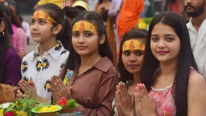 अपने तरीके से सेलिब्रेट करते हैं जबलपुर के Gen-z और Gen-Alpha, कपड़ों में मॉडर्न स्टाइल, माथे पर चंदन या त्रिपुंड