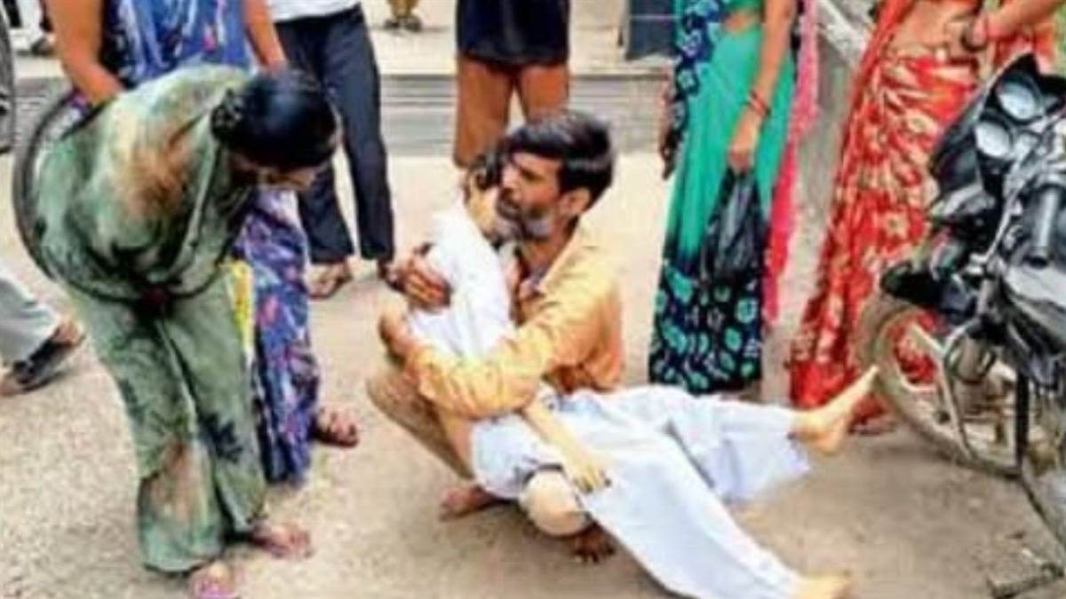 एंबुलेंस नहीं मिली तो बेटी का शव गोद में लेकर निकला पिता, राहगीरों ने चंदा करके ऑटो से पहुंचाया घर