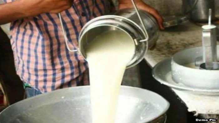मध्य प्रदेश के इस शहर में 5 रुपये प्रति लीटर बढ़ गए दूध के रेट, डेयरी संचालकों के प्रदर्शन के बाद प्रशासन ने मानी बात