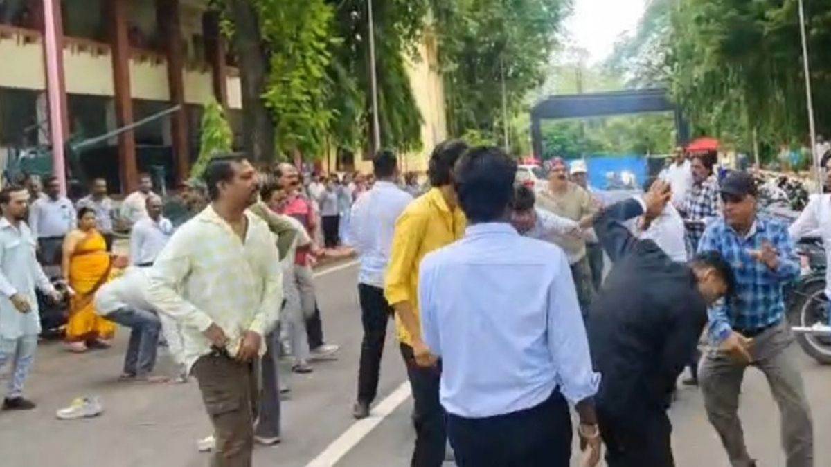 जबलपुर के रादुवि में तिरंगा यात्रा से पहले हंगामा, कर्मचारी को घेरकर छात्रों ने पीटा; विवाद का यह कारण आया सामने