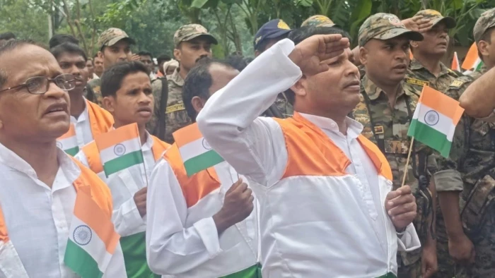 MP के बालाघाट में माओवादी मिलिंद के गोद ग्राम चुक्काटोला में पहली बार लहराया तिरंगा