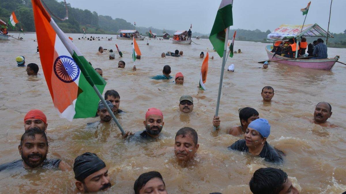 जबलपुर में उफनतीं नर्मदा की लहरों के बीच लहराया तिरंगा, 200 तैराकों ने निकाली 10 किमी यात्रा