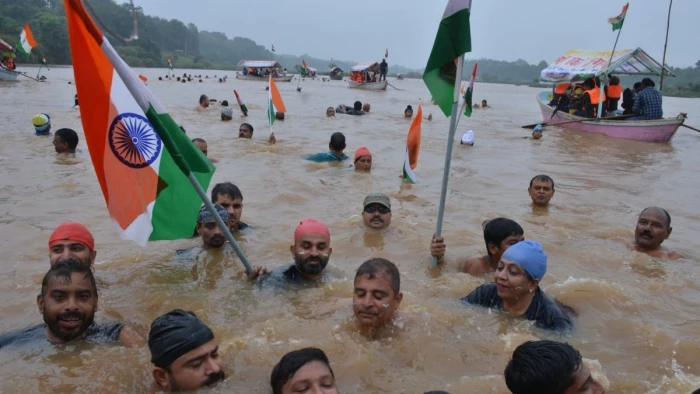 जबलपुर में उफनती नर्मदा की लहरों के बीच लहराया तिरंगा, 200 तैराकों ने निकाली 10 किमी यात्रा