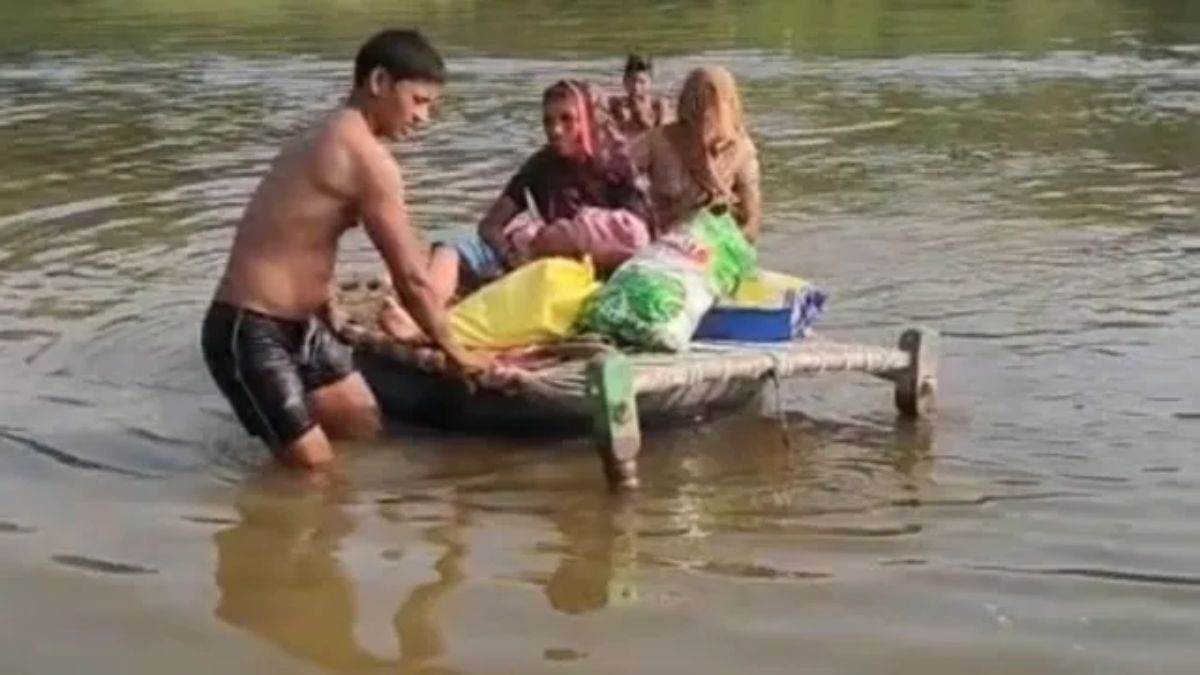 आगरा में विकास के दावों के बीच दर्दनाक तस्वीर: प्रसूता और नवजात को ट्यूब पर चारपाई रखकर नदी पार कराई, गांव तक पहुंचने के लिए सड़क नहीं