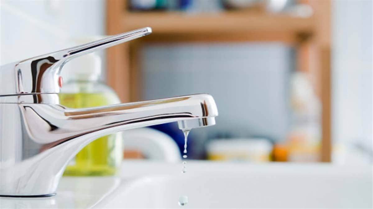 Vastu Tips For Water Leakage घर में नलों से हर समय पानी टपकना होता है अशुभ धन पर पड़ता है असर