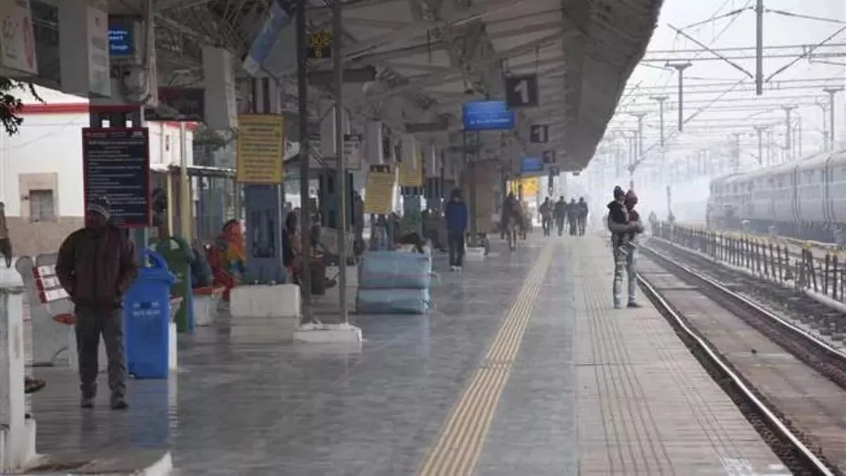 CG में स्वच्छता की अनदेखी: 'अमृत भारत स्टेशन योजना' के तहत बने प्लेटफार्म पर शौचालय नदारद, यात्री परेशान