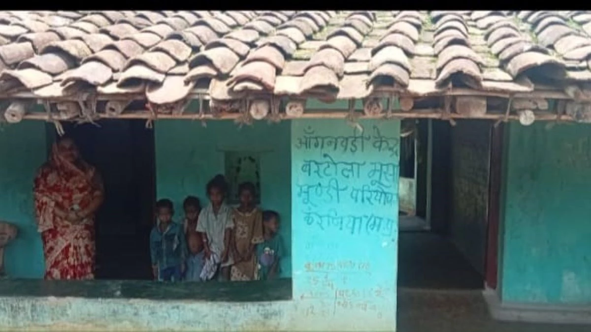 रात में भरभराकर गिरा आंगनवाड़ी का पुराना जर्जर भवन, जबलपुर में बड़ा हादसा टला