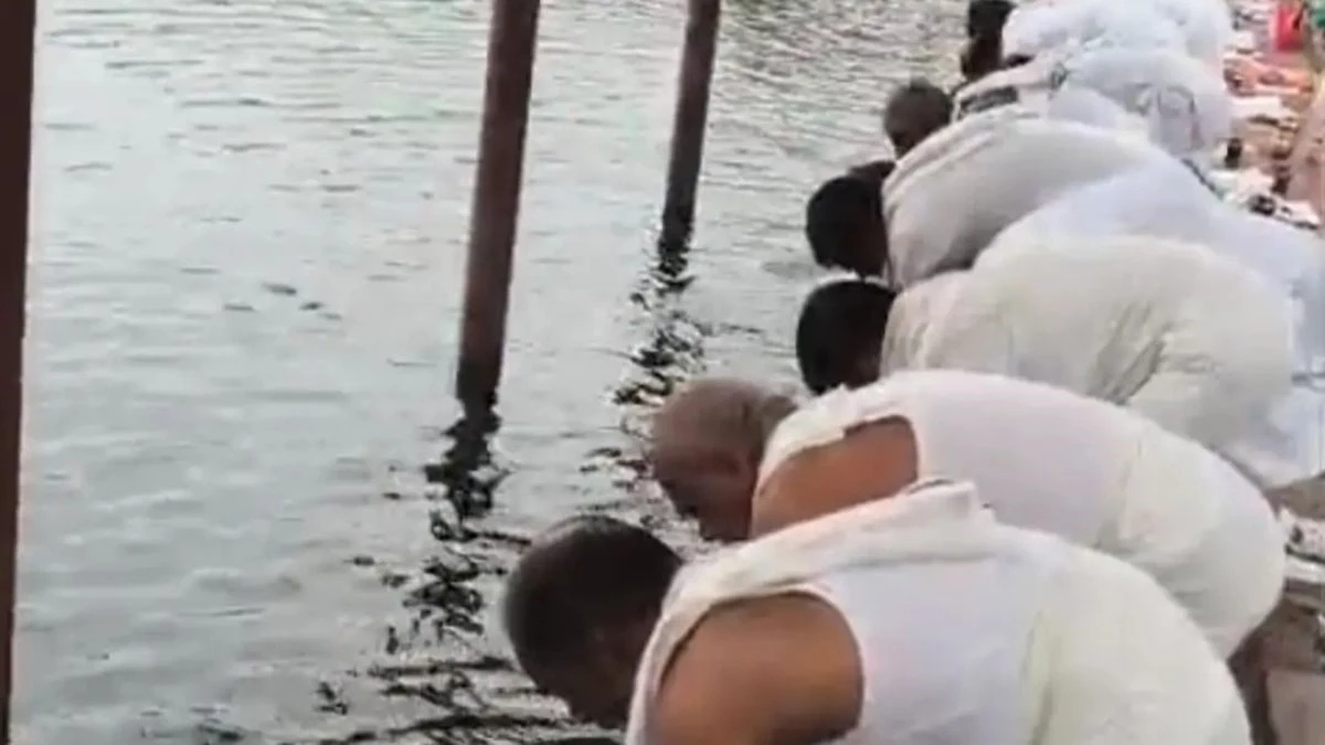 Pitru Paksha 2025: पितृपक्ष में धोती पहन करें तर्पण, मिलेगी विशेष कृपा