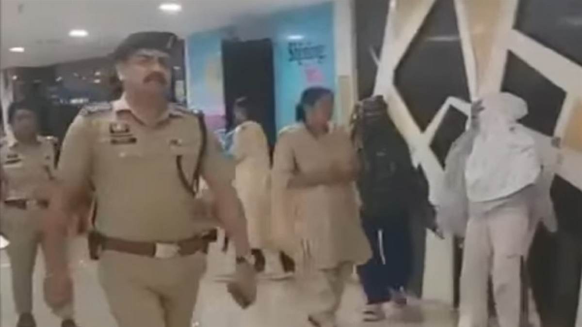 भिलाई के सूर्या टीआई मॉल के स्पा सेंटर में पुलिस की दबिश, आठ युवतियों के खिलाफ हुई ये कार्रवाई