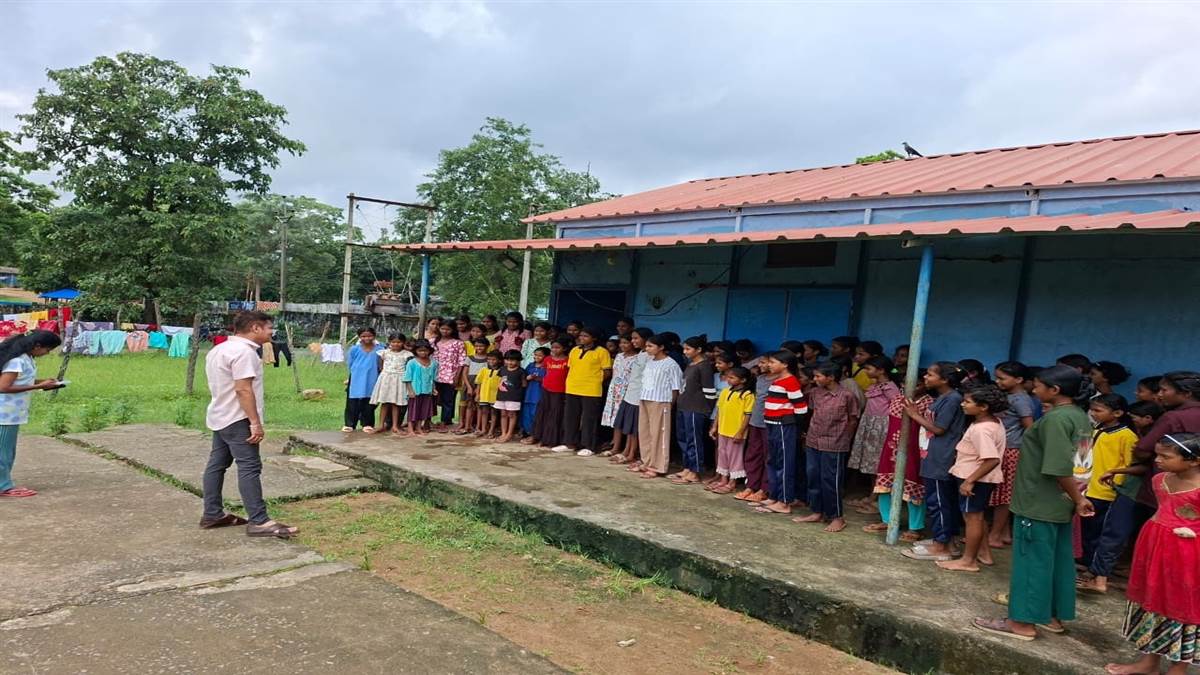 बीजापुर में जिला शिक्षा अधिकारी की धड़ाधड़ कार्रवाई, आवासीय विद्यालयों के औचक निरीक्षण के बाद 10 अनुदेशकों को अंतिम नोटिस