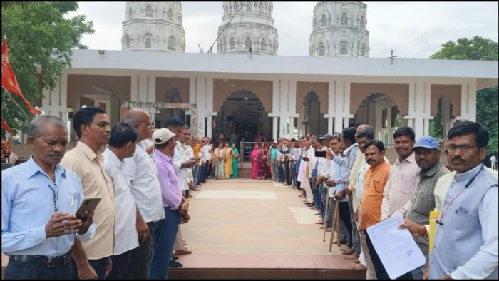 सरकार से हारे तो भगवान के द्वार पहुंचे शिक्षक... TET से मुक्ति के लिए मंदिर में लगाई अर्जी, किया हनुमान चालीसा का पाठ