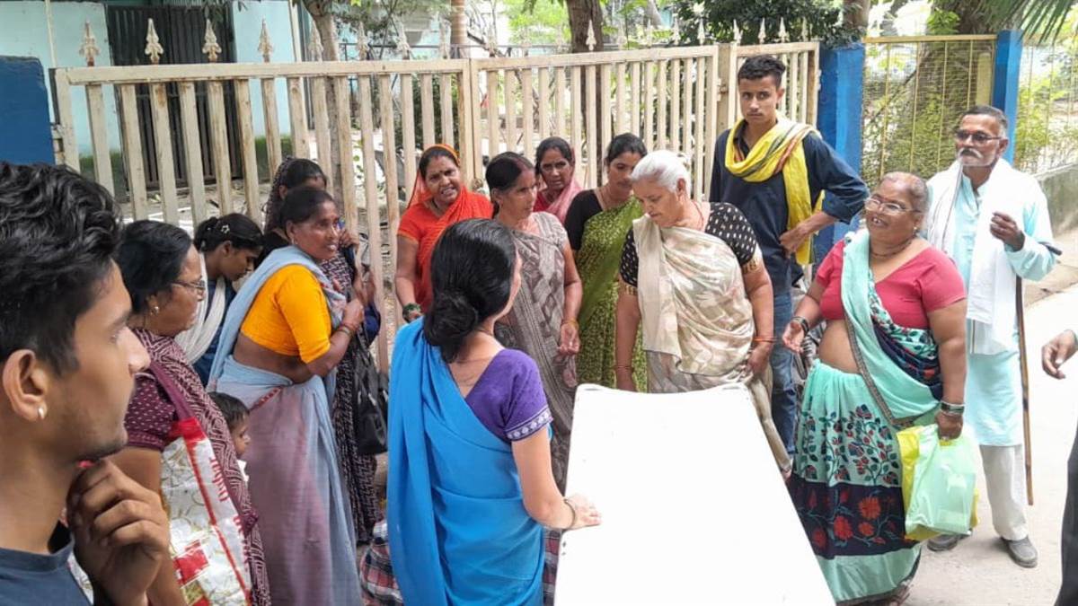 भिंड जिला अस्पताल के गेट के पास सड़क पर महिला की डिलीवरी, अल्ट्रासाउंड कराने आई थी गर्भवती; जच्चा-बच्चा स्वस्थ