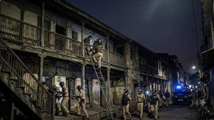 भोपाल में जुए के अड्डे पर फिल्मी अंदाज में पुलिस की दबिश, ड्रोन से निगरानी के बाद घेरा मकान; पांच गिरफ्तार, 17 फरार
