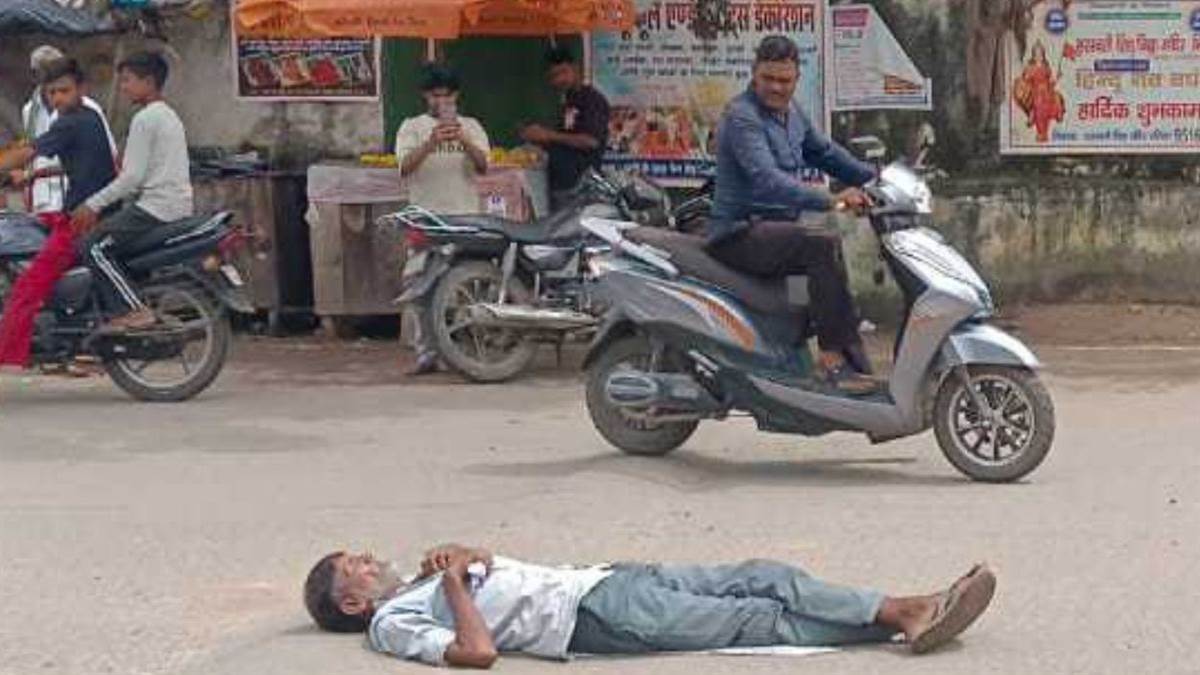 भितरवार थाने में सुनवाई न होने पर तपती सड़क पर लेटा मजदूर, 20 मिनट तक थमा रहा...
