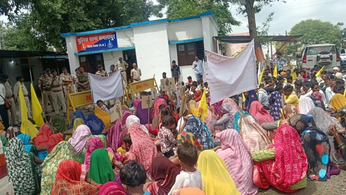 देवास जिले में महिला की मौत की जांच में लापरवाही का आरोप, लोगों ने घेरा कमलापुर थाना