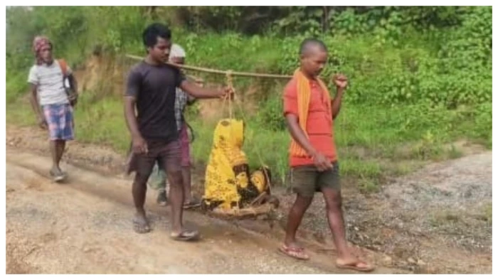 थाली लेकर भीख मांगने को मजबूर हुए ग्रामीण, बलरामपुर में झेलगी पर मरीज ढोने का दर्दनाक वीडियो आया सामने