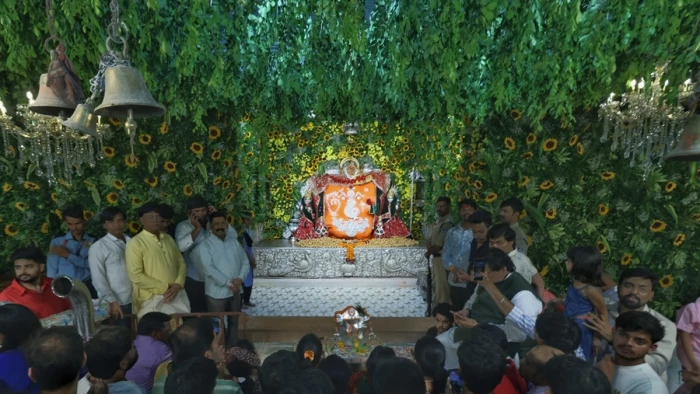 सात करोड़ रुपये के आभूषणों से हुआ भगवान खजराना गणेश का शृंगार, सवा लाख मोदक का लगेगा भोग
