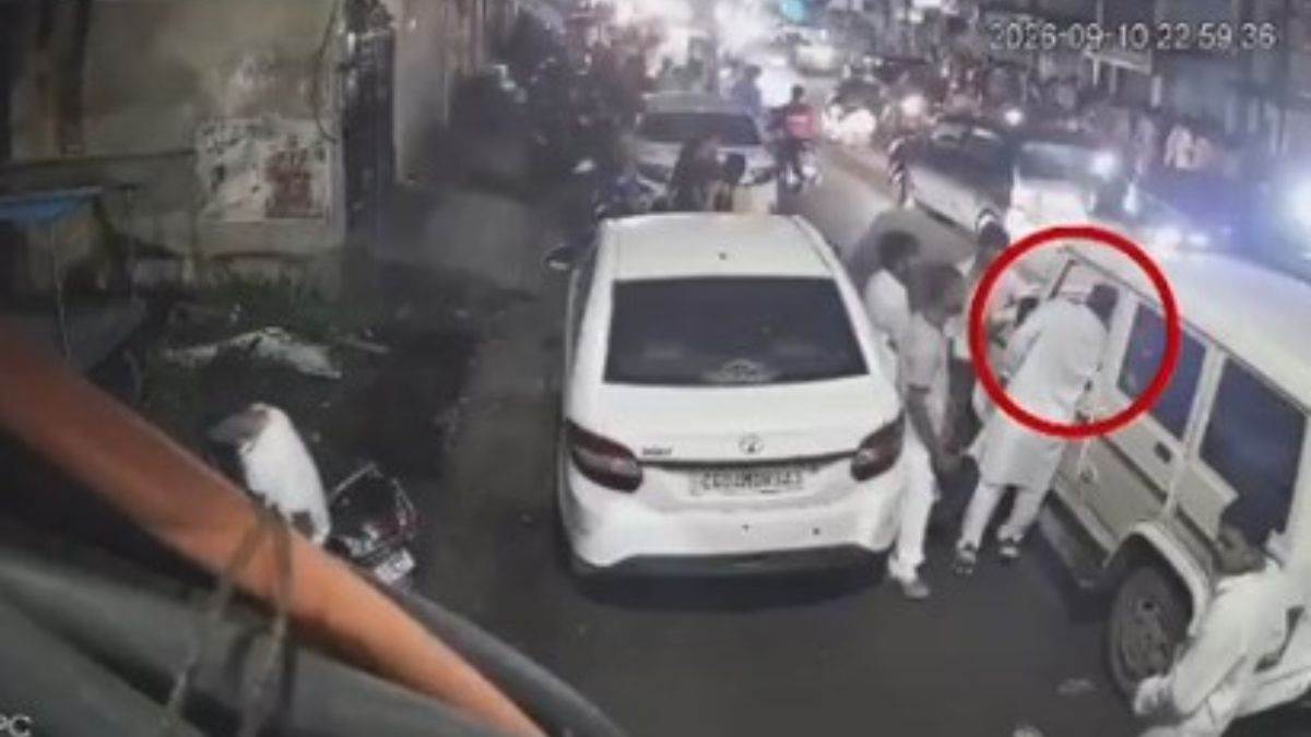 रायपुर के आजाद चौक में पुलिस पेट्रोलिंग गाड़ी से चोरी, सोशल मीडिया पर युवकों का वीडियो वायरल