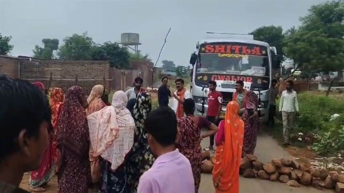 शिवपुरी: अवैध शराब के खिलाफ आदिवासी महिलाओं का फूटा गुस्सा, सड़क पर पत्थर...