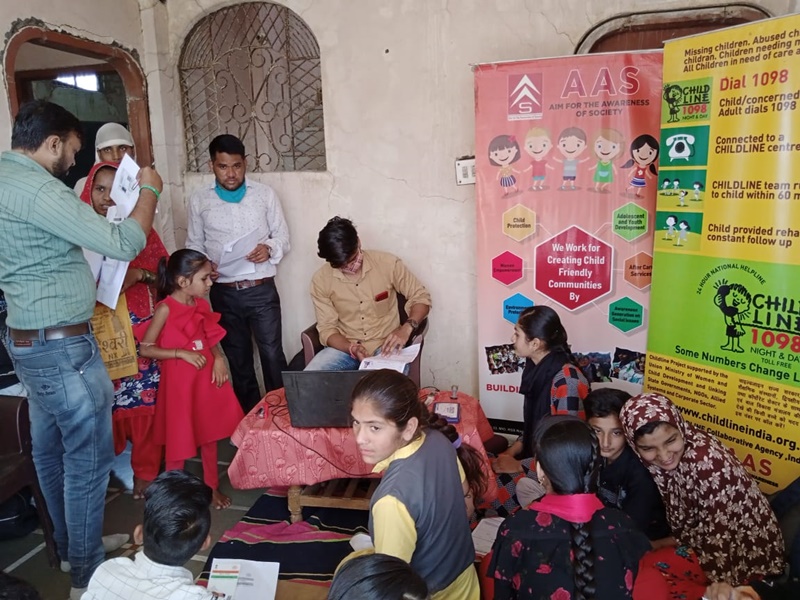 Child Helpline Indore: चाइल्डलाइन की टीम ने माचल गांव में बच्चों को स्कूल पहुंचाने का किया प्रयास