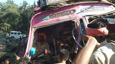 Betul News : लेड़दा घाट पर बाइक को कुचलते हुए क्रेन से टकराया ट्रक