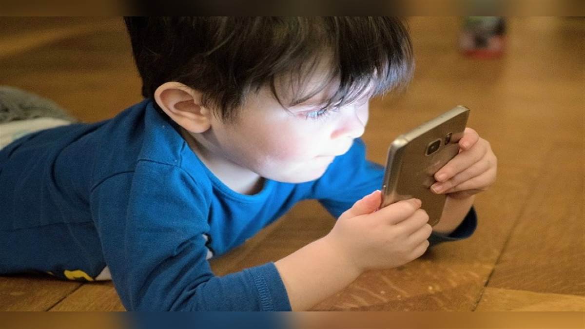 Mobile Addiction in Children: बच्चे को पड़ गई है स्मार्टफोन चलाने की लत, इस तरह छुड़वाएं ये आदत