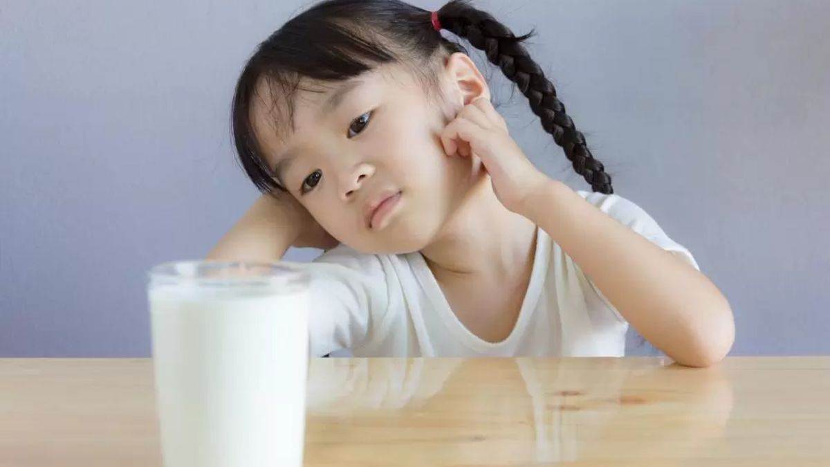 Пьет молоко. Стакан молока. Drink milk. Forced to drink milk оригинал. Мальчик пьет молоко.