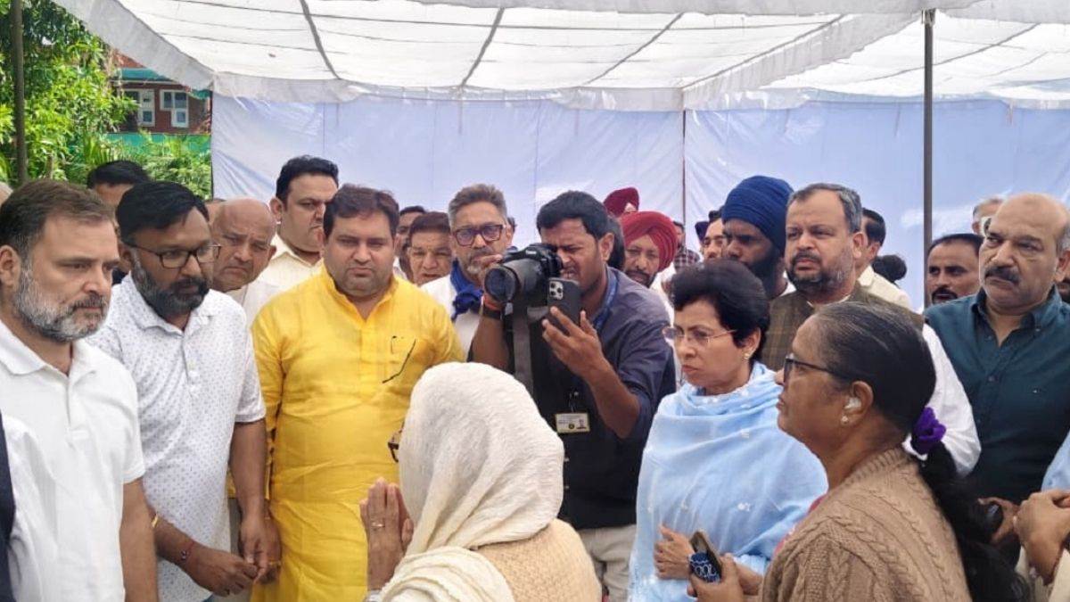 दलित IPS पूरन के परिवार से मिले राहुल गांधी, सरकार ने ओपी सिंह को दिया DGP का अतिरिक्त प्रभार