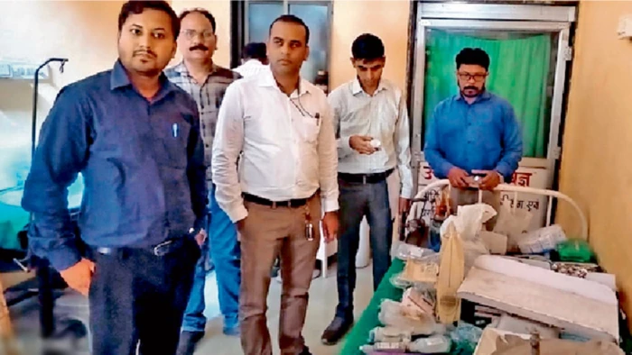 जबलपुर के अस्पताल में मरीज की मौत के बाद जांच करने पहुंची टीम को मिलीं एक्सपायरी दवाएं, कर दिया सील