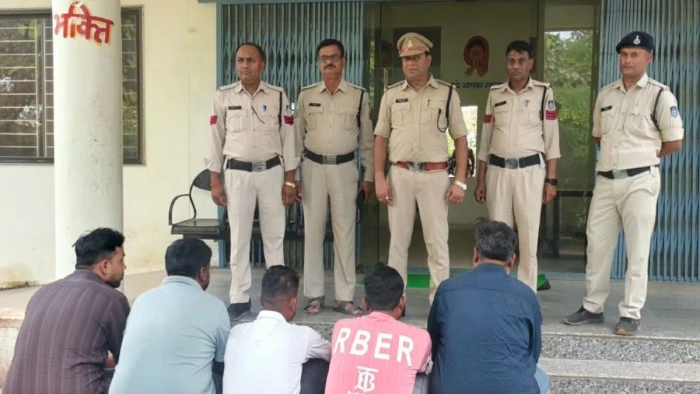 दमोह में भगवा कपड़े पहनकर भीड़ में चुराते थे पर्स, नकदी -इनोवा कार समेत जबलपुर के पांच जेबकतरे गिरफ्तार