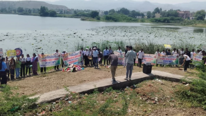 बोरियों से बांधा बहता पानी, गड्ढों में सहेजी बारिश… बड़वानी में छात्राओं ने बदली जल संरक्षण की तस्वीर