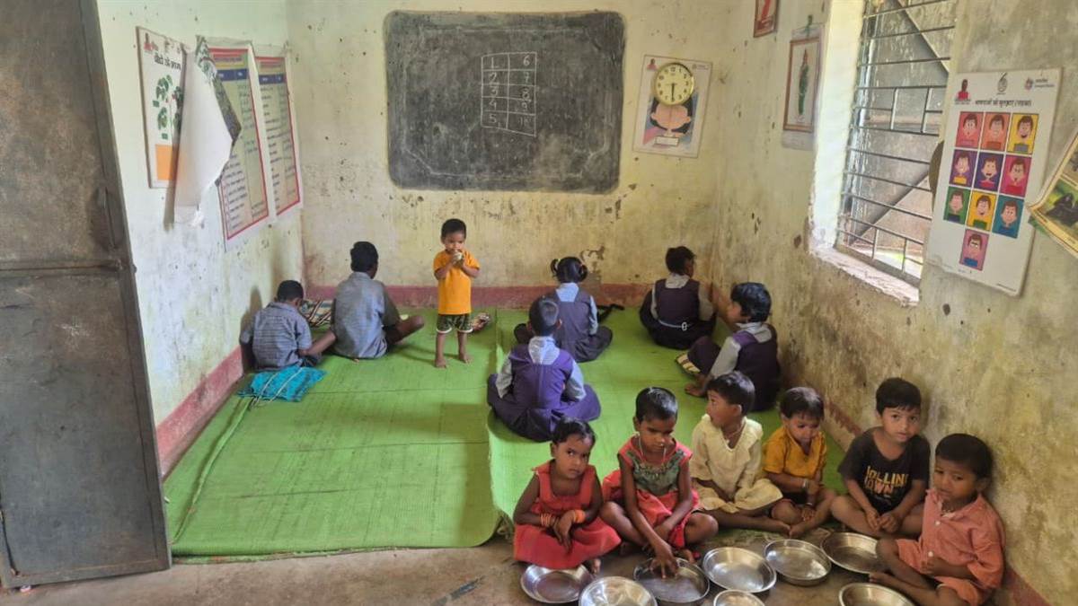छत्तीसगढ़ के बस्तर जिले में अजब-गजब: एक कमरे में दो सरकारी संस्थाएं, आधे में स्कूल...आधे में आंगनबाड़ी