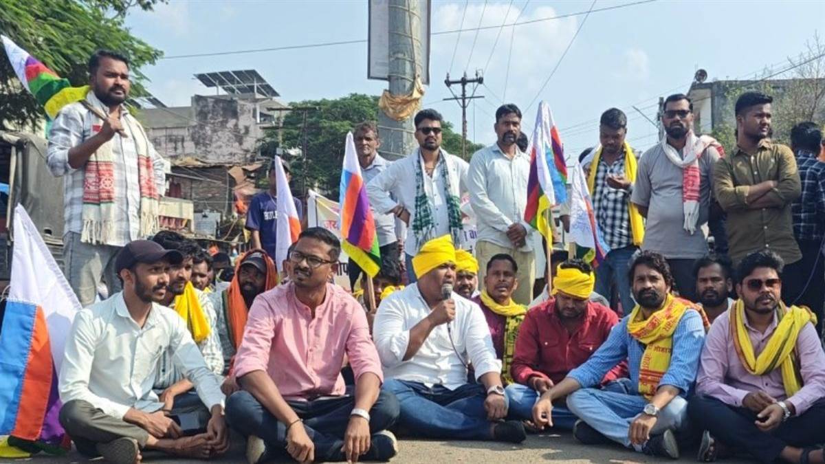 डिंडौरी के मिसरोद थाना प्रभारी को निलंबित करने को लेकर सर्व आदिवासी समाज का प्रदर्शन