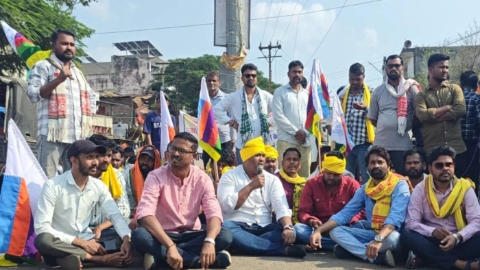 डिंडौरी के मिसरोद थाना प्रभारी को निलंबित करने को लेकर सर्व आदिवासी समाज का प्रदर्शन