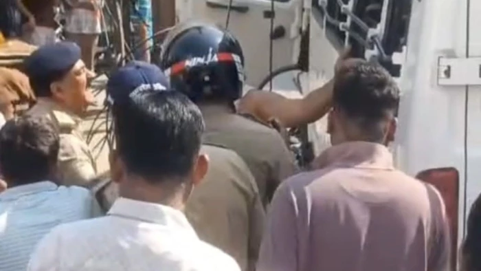 इंदौर में बड़ा हादसा टला, टेम्पो ट्रैवलर ने लोडिंग रिक्शा और बाइक सवार को मारी टक्कर, राहगीरों ने जमकर पीटा