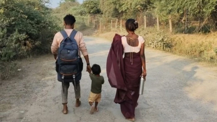 तीन साल के बेटे को लेकर मैहर पहुंचा झांसी का परिवार, 150 किमी पैदल चलने का बताया यह कारण